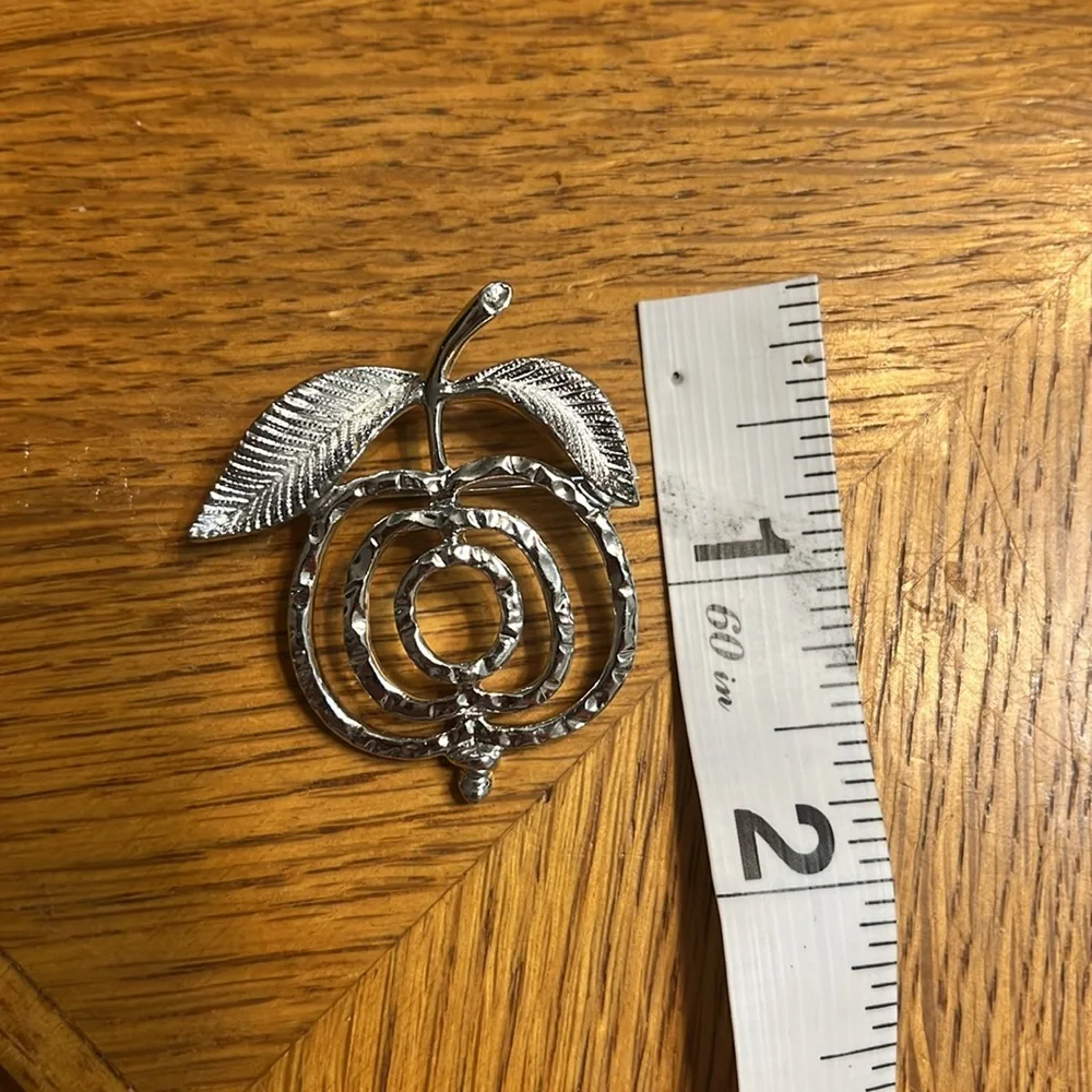 ✨ 3/$15 ✨ Silver Toned Sarah Coventry Apple Brooch